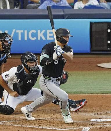 ３回、先制の中前打を放つ村上（共同）