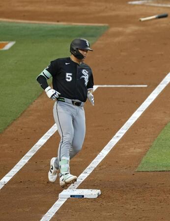 マーリンズ戦の３回、先制の中前打を放った村上（共同）