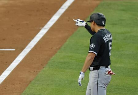 ３回、先制打を放ちポーズをとる村上（共同）