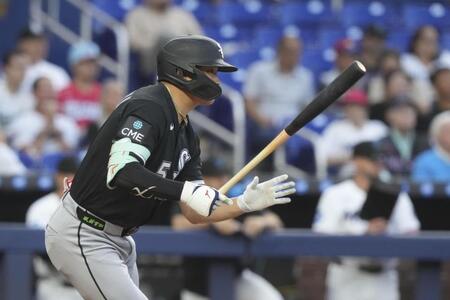 ３回、中前適時打を放つ村上（ＡＰ＝共同）