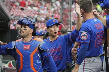 試合前にベンチでタッチを交わす千賀（中央）＝共同