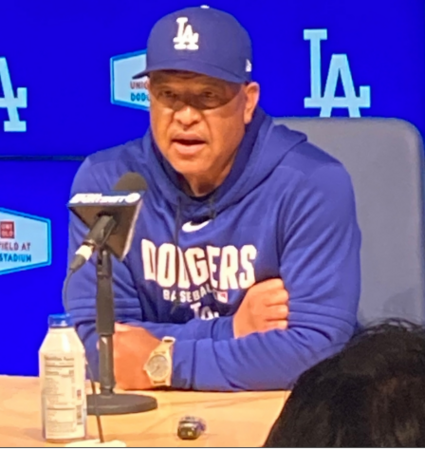 試合前の会見で報道陣の質問に答えるロバーツ監督（撮影・小林信行）