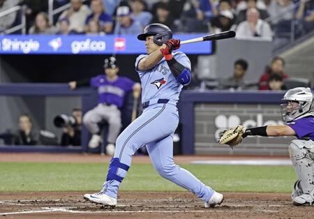 ７回、左前適時打を放つ岡本（共同）