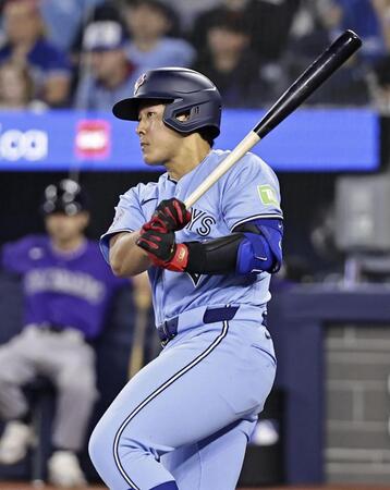 ７回、左前適時打を放つ岡本（共同）