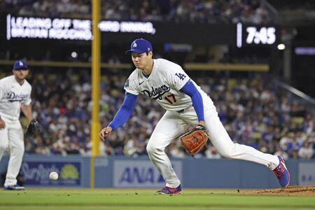 ３回、グラブに当てた打球を処理する大谷。投ゴロとする（共同）