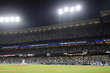 ドジャースタジアムを埋めたファン。マウンド上は先発で今季初登板した大谷（共同）