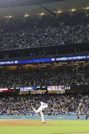 ドジャースタジアムを埋めたファン。マウンド上は先発で今季初登板した大谷（共同）