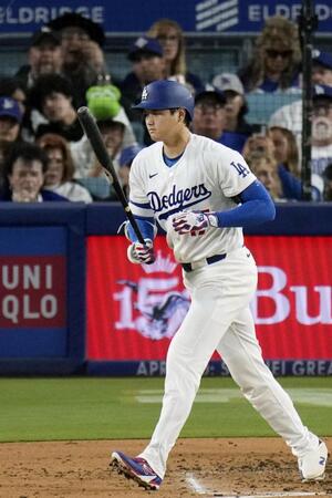 ３回、四球で出塁する大谷（共同）