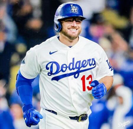 　六回、確信の１号ソロを放って笑みを浮かべるマンシー（ロサンゼルス・ドジャース提供）