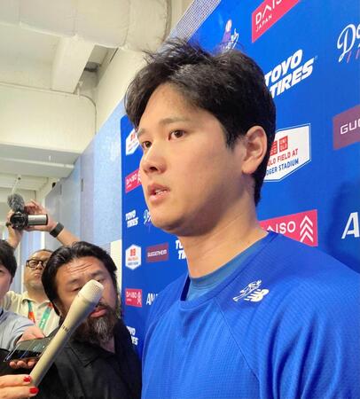 　試合後、報道陣の質問に答える大谷（撮影・小林信行）