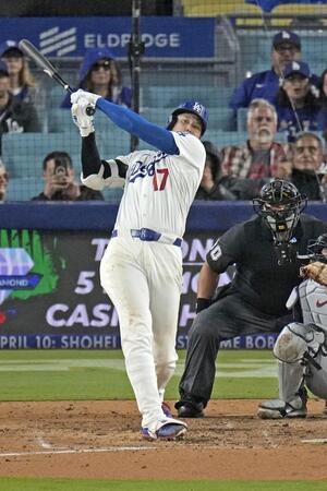 ７回、右前打を放つ大谷（共同）