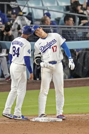７回、右前打で出塁した大谷（共同）