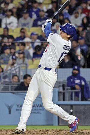 ７回、右前打を放つ大谷（共同）