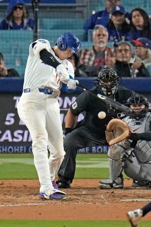 　ガーディアンズ戦の７回、右前打を放つドジャース・大谷＝ロサンゼルス（共同）