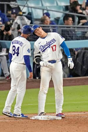 ７回、右前打で出塁した大谷（共同）