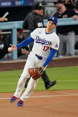 １回、デローターの一ゴロでベースカバーに入った大谷（共同）