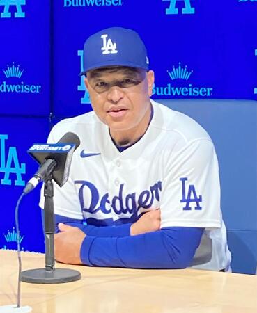 　試合後、報道陣の質問に答えるロバーツ監督（撮影・小林信行）