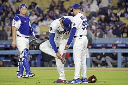 　ガーディアンズ戦の６回、スパイクの泥を落とす大谷（中央）＝共同