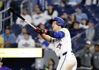 　９回、日米通算２５０号となる２試合連続の２号ソロを放つブルージェイズ・岡本（共同）