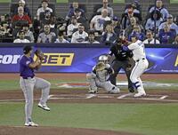 　ロッキーズ戦で先発菅野（左）と対戦するブルージェイズ・岡本（提供・共同通信社）