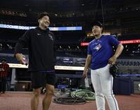 試合前、言葉を交わす岡本（右）と菅野（共同）