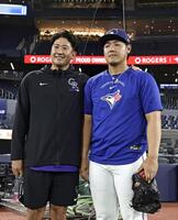 試合前、写真に納まる岡本（右）と菅野（共同）