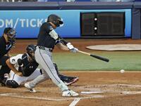 ３回、先制の中前打を放つ村上（共同）