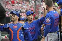 試合前にベンチでタッチを交わす千賀（中央）＝共同