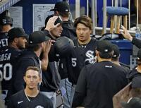 ３回の攻撃を終え、ベンチでタッチを交わす村上（共同）