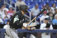 ３回、中前適時打を放つ村上（ＡＰ＝共同）