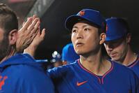 ６回を投げ終え、ベンチでタッチを交わす千賀（提供・共同通信社）