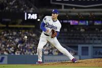 ３回、打球に反応する大谷。投ゴロとする（共同）