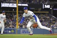 ３回、グラブに当てた打球を処理する大谷。投ゴロとする（共同）