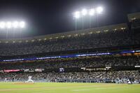 ドジャースタジアムを埋めたファン。マウンド上は先発で今季初登板した大谷（共同）