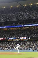 ドジャースタジアムを埋めたファン。マウンド上は先発で今季初登板した大谷（共同）