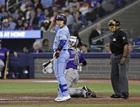 ５回、ストライク判定にヘルメットをたたくしぐさをして「ロボット審判」を用いた「チャレンジ」を求める岡本。判定は覆らず見逃し三振となる（共同）