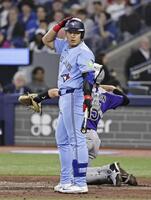 ５回、ストライク判定にヘルメットをたたくしぐさをして「ロボット審判」を用いた「チャレンジ」を求める岡本。判定は覆らず見逃し三振となる（共同）