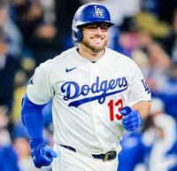 　六回、確信の１号ソロを放って笑みを浮かべるマンシー（ロサンゼルス・ドジャース提供）