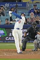 ７回、右前打を放つ大谷（共同）