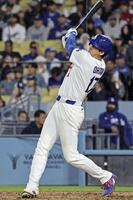 ７回、右前打を放つ大谷（共同）