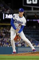 ３回、ロッキオの打球に反応する大谷。投ゴロとする（共同）