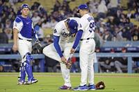 　ガーディアンズ戦の６回、スパイクの泥を落とす大谷（中央）＝共同