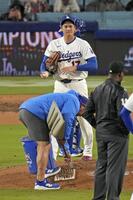 　ガーディアンズ戦の６回、マウンドの整備を待つ大谷（共同）