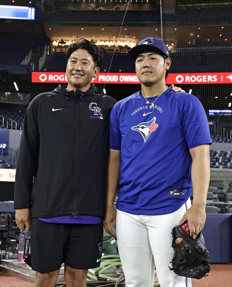 試合前、写真に納まる岡本（右）と菅野（共同）