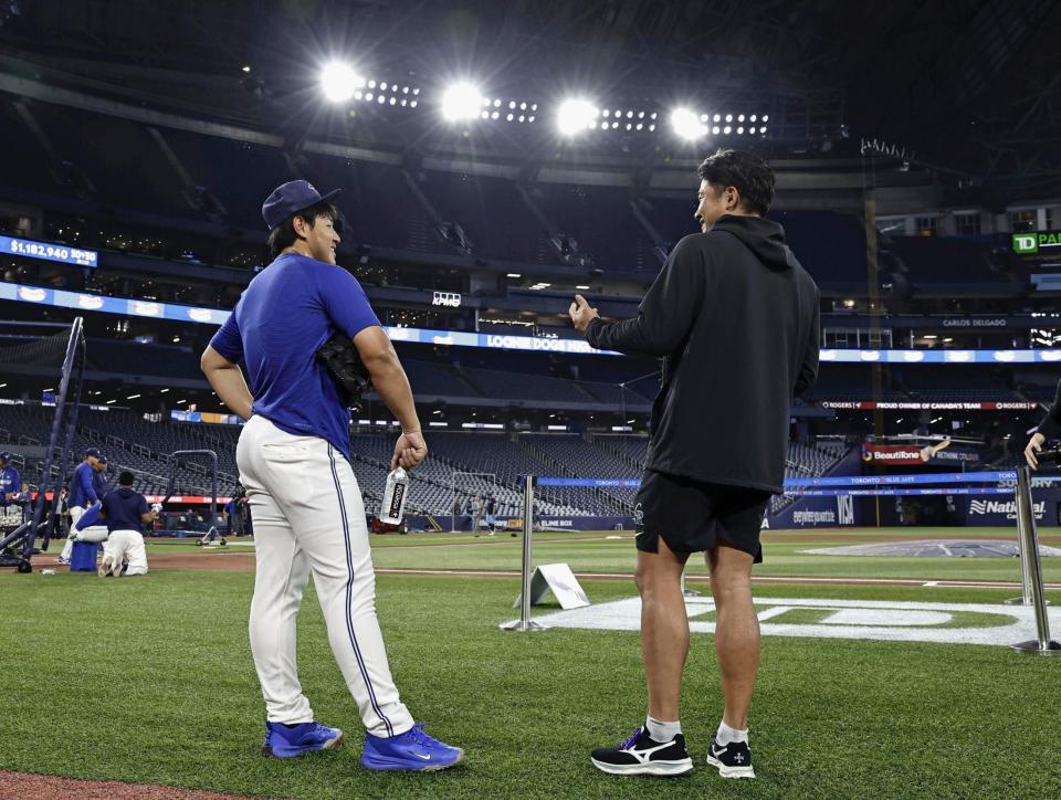 試合前、言葉を交わす岡本（左）と菅野（共同）