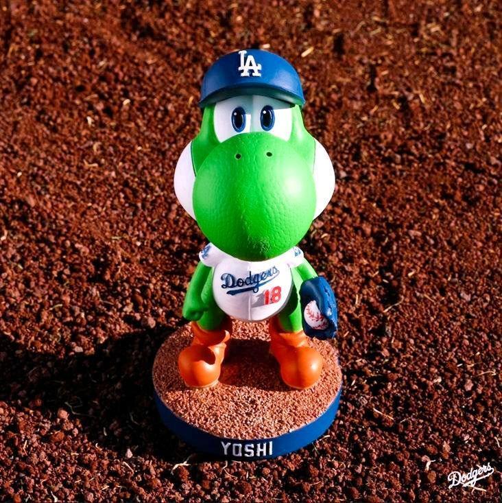 　山本由伸とヨッシーがコラボしたボブルヘッド人形（ロサンゼルス・ドジャース提供）