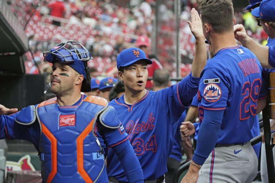 試合前にベンチでタッチを交わす千賀（中央）＝共同