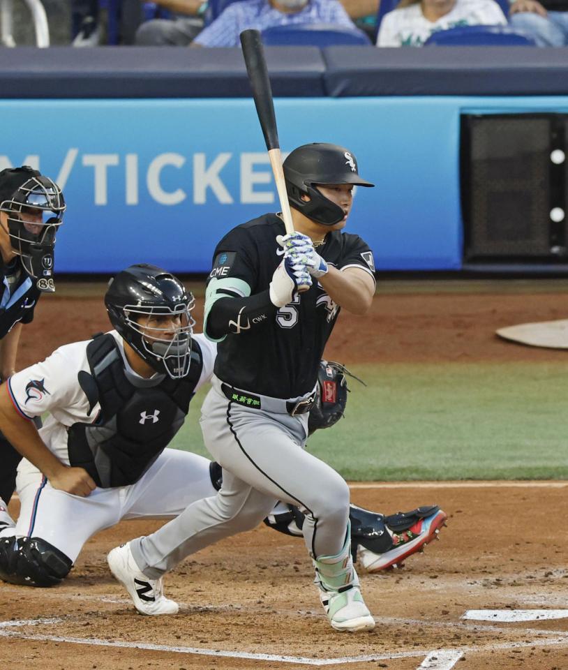 ３回、先制の中前打を放つ村上（共同）