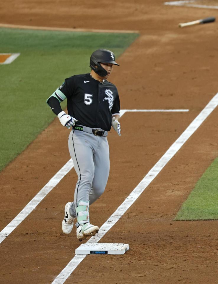 マーリンズ戦の３回、先制の中前打を放った村上（共同）