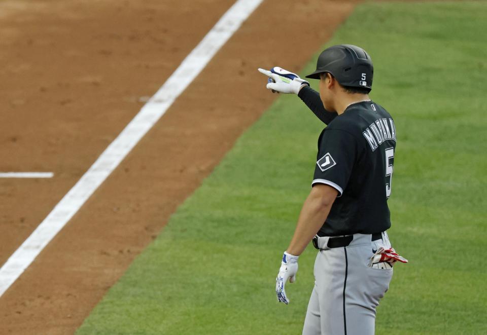 ３回、先制打を放ちポーズをとる村上（共同）